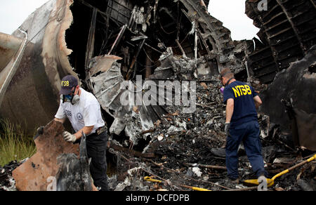 Nationale Transportation Safety Board Inspektoren Umfrage das Wrack ein UPS Airbus A300 Frachtflugzeug, das nahe dem Flughafen tötete beide Besatzungsmitglieder 15. August 2013 in Birmingham, AL abgestürzt. Stockfoto