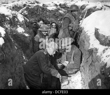 Großen Krieg. WW1 Brot serviert, Truppen in einem Graben vorderster Front Stockfoto