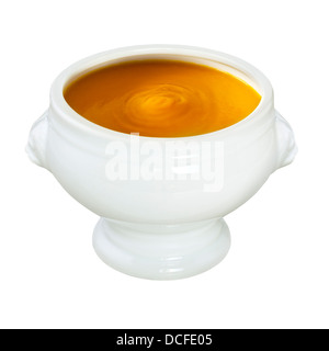 Kürbissuppe - eine Schüssel mit dampfenden heißen Kürbissuppe, in einer Löwen Kopf Schüssel auf einem weißen Hintergrund, von vorne nach hinten Fokus... Stockfoto