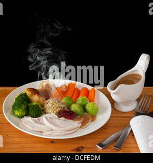 Roast Chicken Dinner - ein typisches Weihnachtsessen mit sichtbaren Dampf steigt, mit Platz für Ihren eigenen Text. Stockfoto