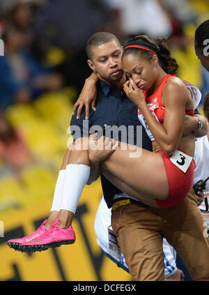 Moskau, Russland. 16. August 2013. Verletzten Allyson Felix der USA wird weggenommen, nach der Frauen 200m Finale bei den 14. Weltmeisterschaften in der Leichtathletik im Luzhniki Stadion in Moskau, 16. August 2013. Foto: Bernd Thissen/Dpa/Alamy Live News Stockfoto