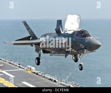 Ein Stealth-Kampfflugzeug Marinekorps F-35 b Lightning II startet von amphibischen Angriff Schiff USS Wasp während des zweiten am Meer f-35 Entwicklungs Tests 14. August 2013 in den Atlantischen Ozean. Die F-35 b ist der Marine Corps Variante des der den joint Strike Fighter ist eine vertikale nehmen ab und landen Flugzeuge. Stockfoto