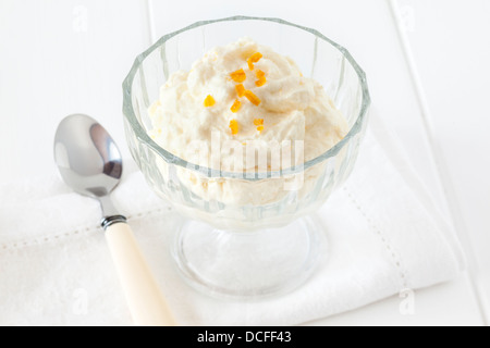 Syllabub - traditionelle englische Dessert aus Schlagsahne Sahne, leichte Rum und gewürzt mit Zitrone und Orange. Stockfoto