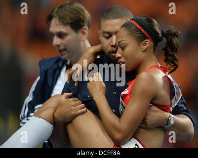 Moskau, Russland. 16. August 2013. Verletzten Allyson Felix der USA wird weggenommen, nach der Frauen 200m Finale bei den 14. Weltmeisterschaften in der Leichtathletik im Luzhniki Stadion in Moskau, 16. August 2013. Foto: Bernd Thissen/Dpa/Alamy Live News Stockfoto