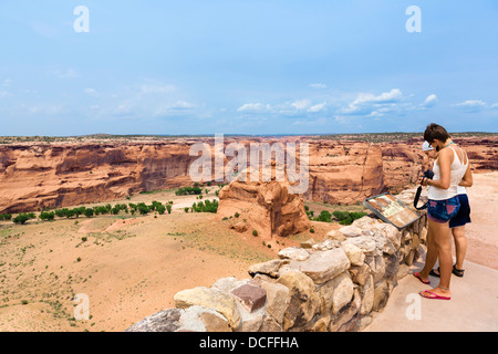 Touristen an der Kreuzung übersehen, South Rim, Canyon de Chelly Nationalmonument, Chinle, Arizona, USA Stockfoto