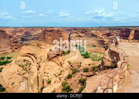 Touristen im Weißen Haus zu übersehen, South Rim, Canyon de Chelly Nationalmonument, Chinle, Arizona, USA Stockfoto