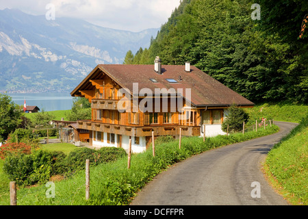 Alpine Brienzersee der Jungfrauregion, gesehen von Iseltwald in der Schweiz Stockfoto