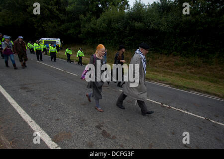 16. August 2013.  Balcombe West Sussex, UK britische Modedesignerin Vivienne Westwoods schließt sich Demonstranten an die Anti Fracking-Campingplatz in der Nähe von Dorf Balcombe als Energieunternehmen Cuadrilla herunterskalieren Bohrarbeiten auf Anraten der Polizei will Stockfoto