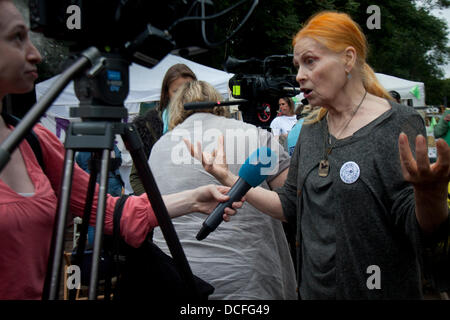 16. August 2013.  Balcombe West Sussex, UK britische Modedesignerin Vivienne Westwood schließt sich Demonstranten an die Anti Fracking CP tragen das Dorf Balcombe als Energieunternehmen Cuadrilla herunterskalieren Bohrarbeiten auf Anraten der Polizei will Stockfoto