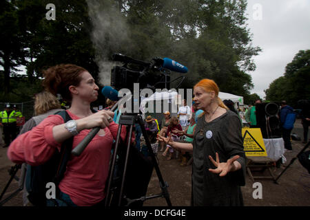 16. August 2013.  Balcombe West Sussex, UK britische Modedesignerin Vivienne Westwood schließt sich Demonstranten an die Anti Fracking CP tragen das Dorf Balcombe als Energieunternehmen Cuadrilla herunterskalieren Bohrarbeiten auf Anraten der Polizei will Stockfoto