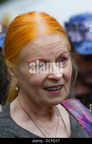 16. August 2013.  Balcombe West Sussex, UK britische Modedesignerin Vivienne Westwoods schließt sich Demonstranten an die Anti Fracking CP tragen das Dorf Balcombe als Energieunternehmen Cuadrilla herunterskalieren Bohrarbeiten auf Anraten der Polizei will Stockfoto