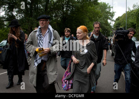 16. August 2013.  Balcombe West Sussex, UK britische Modedesignerin Vivienne Westwoods schließt sich Demonstranten an die Anti Fracking CP tragen das Dorf Balcombe als Energieunternehmen Cuadrilla herunterskalieren Bohrarbeiten auf Anraten der Polizei will Stockfoto