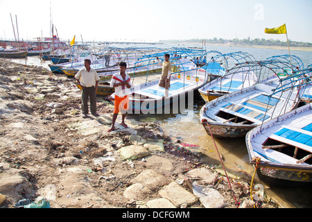 An der Einmündung der heiligen Flüsse Ganges und Yamuna in Allahabad, Uttar Pradesh, Indien. Stockfoto