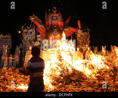 Kajang SELANGOR, MALAYSIA. 17. August 2013. Ethnische chinesische Anhänger brennen eine riesige Papier gefertigte Statue der chinesische Gottheit bekannt als 'Da Shi Ye' oder Vormund Gott der Geister während der festlichen Veranstaltung des hungrigen Geistes in Kajang, Malaysia. In der chinesischen Tradition gilt der siebte Monat des Mondjahres als Ghost Monat in dem Geister und Gespenster auf die Erde kommen. Während dieses Festivals brennen die Anhänger Papier gefertigte Modelle um die wandernde Geister und bietet Gebete zu beschwichtigen. Bildnachweis: Kamal Sellehuddin/ZUMAPRESS.com/Alamy Live-Nachrichten Stockfoto