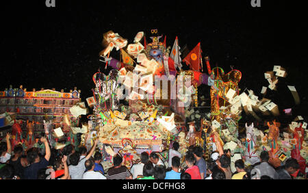 Kajang SELANGOR, MALAYSIA. 17. August 2013. Kajang SELANGOR, MALAYSIA. 16. August 2013. Ethnische Chinesen wirft Papiergeld zu riesigen Papier gefertigte Statue der chinesische Gottheit während der festlichen Veranstaltung des hungrigen Geistes in Kajang, Malaysia. In der chinesischen Tradition gilt der siebte Monat des Mondjahres als Ghost Monat in dem Geister und Gespenster auf die Erde kommen. Während dieses Festivals, die Anhänger Papier gefertigte Modelle brennen zu beschwichtigen, die wandernde Geister und bietet Gebete Credit: Kamal Sellehuddin/ZUMAPRESS.com/Alamy Live News Stockfoto