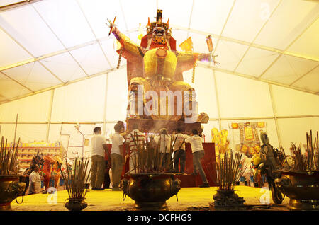 Kajang SELANGOR, MALAYSIA. 17. August 2013. Kajang SELANGOR, MALAYSIA. 16. August 2013. Ethnischen chinesischen Devottees tragen eine riesige Papier gefertigte Statue chinesische Gottheit kennen als 'Da Shi Ye' oder "Guardian Gott der Geister", während der festlichen Veranstaltung des hungrigen Geistes in Kajang, Malaysia in Brand gesetzt. In der chinesischen Tradition gilt der siebte Monat des Mondjahres als Ghost Monat in dem Geister und Gespenster auf die Erde kommen. Während dieses Festivals, die Anhänger Papier gefertigte Modelle brennen zu beschwichtigen, die wandernde Geister und bietet Gebete Credit: Kamal Sellehuddin/ZUMAPRESS.com/Alamy Live News Stockfoto