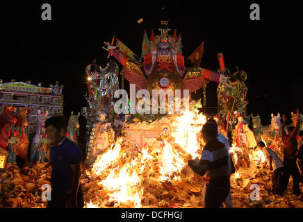 Kajang SELANGOR, MALAYSIA. 17. August 2013. Ethnische chinesische Anhänger brennen Gaint Papier gefertigte Statue des chinesischen Gottheit bekannt als 'Da Shi Ye' oder Vormund Gott der Geister während der festlichen Veranstaltung des hungrigen Geistes in Kajang, Malaysia. In der chinesischen Tradition gilt der siebte Monat des Mondjahres als Ghost Monat in dem Geister und Gespenster auf die Erde kommen. Während dieses Festivals brennen die Anhänger Papier gefertigte Modelle um die wandernde Geister und bietet Gebete zu beschwichtigen. Bildnachweis: Kamal Sellehuddin/ZUMAPRESS.com/Alamy Live-Nachrichten Stockfoto