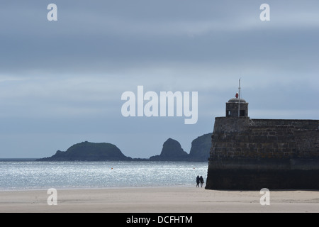 Saundersfoot Strand Pembrokeshire, Wales, Anfang Juni. Ruhiger Strand mit Hund Wanderer, Familien und Paaren beliebt Stockfoto