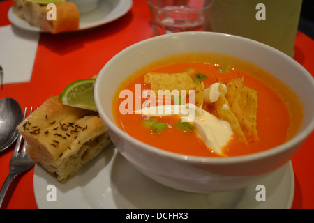 Lebensmittel - Gazpacho, eine Tomatensuppe mit Mais-Chips und Creme Fraiche, auf der Speisekarte in einem Buchladen und Café in Notting Hill, London Stockfoto