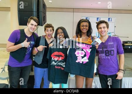 Garden City, New York, USA. 15. August 2013. CRUISE RUSSO, DREW KATSOCK, und JOHN RUSSO der umgekehrte Reihenfolge, die Grammy-nominierten pop-Rock-Band, Pose mit Fans im Center GENESIS VELEZ, 16, und TAARA JOHNSON, 17, beide von Central Islip, beim Back-to-School Event, BACK AT IT, in Roosevelt Field Shopping Mall, einem der 10 größten Shopping-Malls in den Vereinigten Staaten von Amerika. Stockfoto