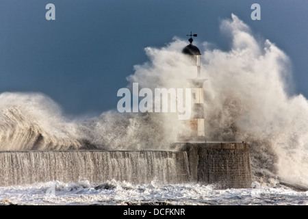 Wellen, die gegen ein Leuchtturm; Seaham, Teesside, England Stockfoto