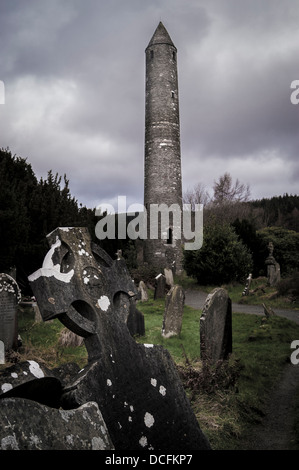 Der Rundturm in der klösterlichen Stadt Glendalough Tal, Irland. Stockfoto