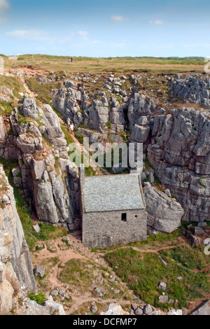 Die 13. Jahrhundert St. Govan-Kapelle, erbaut über der Höhle in der Einsiedler St. Govan lebte. St. Govan Kopf, Pembrokeshire. Stockfoto