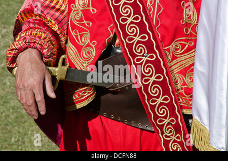 TÜRKE IM TRADITIONELLEN OSMANISCHEN GEKLEIDET OUTFIT MIT MESSER Stockfoto