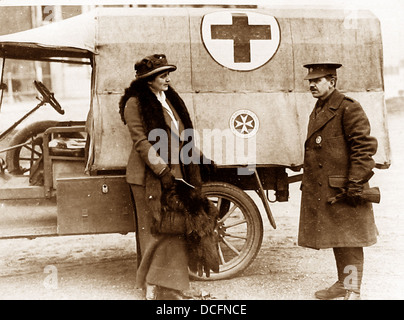 Maxine Elliot und ihr rotes Kreuz Auto während WW1 Stockfoto