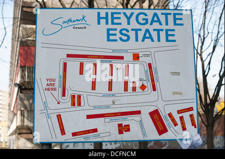 Am Eingang zu den Heygate Immobilien im Elephant and Castle, London ist eine Karte abgebildet. Stockfoto