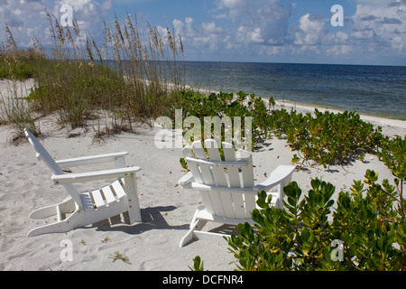 Zwei Adirondack Stühle an einem weißen Sandstrand Stockfoto