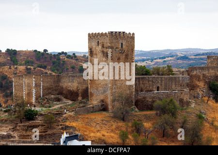 Befestigte steinerne Aussichtsturm mit Zinnen neben einer Mauer und einen Blick über die umliegende Landschaft Stockfoto