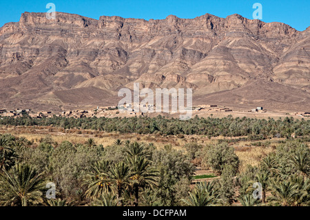 Dorf und Palm Grove. Draa-Tal, Marokko Stockfoto