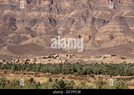 Dorf und Palm Grove. Draa-Tal, Marokko Stockfoto