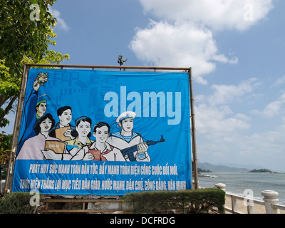 Ein Propagandaplakat direkt am Strand in Nha Trang, Vietnam. Stockfoto