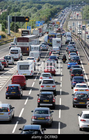 STAU AUF DER M6 AUTOBAHN NORDWÄRTS IN STAFFORDSHIRE RE WARTESCHLANGE HEAVY STRAßEN TRANSPORT TOLL ROAD BANK HOLIDAY MARMELADEN AUTOS UK Stockfoto