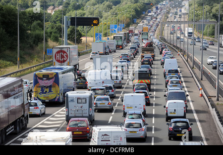 STAU AUF DER M6 AUTOBAHN NORDWÄRTS IN STAFFORDSHIRE RE WARTESCHLANGE HEAVY STRAßEN TRANSPORT TOLL ROAD BANK HOLIDAY MARMELADEN AUTOS UK Stockfoto