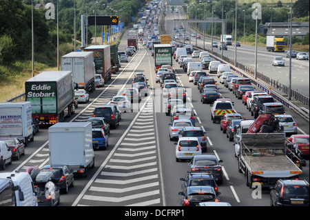 STAU AUF DER M6 AUTOBAHN NORDWÄRTS IN STAFFORDSHIRE RE WARTESCHLANGE HEAVY STRAßEN TRANSPORT TOLL ROAD BANK HOLIDAY MARMELADEN AUTOS UK Stockfoto