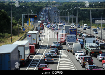 STAU AUF DER M6 AUTOBAHN NORDWÄRTS IN STAFFORDSHIRE RE WARTESCHLANGE HEAVY STRAßEN TRANSPORT TOLL ROAD BANK HOLIDAY MARMELADEN AUTOS UK Stockfoto