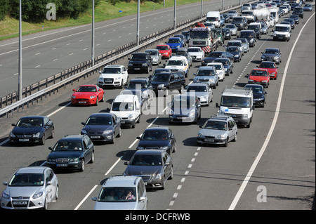 STAU AUF DER M6 AUTOBAHN NORDWÄRTS IN STAFFORDSHIRE RE WARTESCHLANGE HEAVY STRAßEN TRANSPORT TOLL ROAD BANK HOLIDAY MARMELADEN AUTOS UK Stockfoto