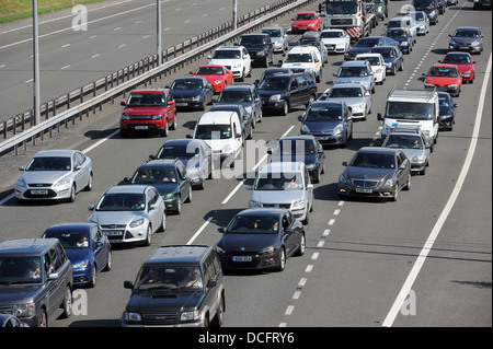 STAU AUF DER M6 AUTOBAHN NORDWÄRTS IN STAFFORDSHIRE RE WARTESCHLANGE HEAVY STRAßEN TRANSPORT TOLL ROAD BANK HOLIDAY MARMELADEN AUTOS UK Stockfoto