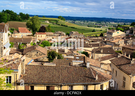 St-Emilion Dächer. Es gehört zu den roten Wein Hauptanbaugebieten der Region Bordeaux. Die Stadt ist ein UNESCO-Weltkulturerbe Stockfoto