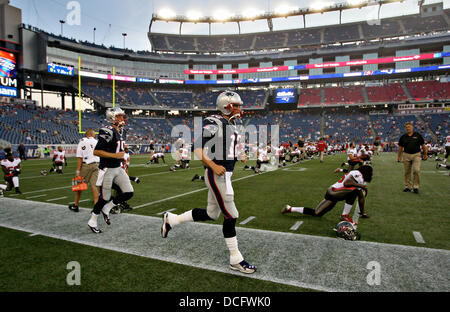 Foxborough, Florida, USA. 16. August 2013. DANIEL WALLACE | Times.New England Patriots quarterback Tom Brady (12) joggt vorbei an der Tampa Bay Buccaneers als sie Aufwärmen für ein Vorsaison Spiel im Gillette Stadium auf Freitag, 16. August 2013. © Daniel Wallace/Tampa Bucht Times/ZUMAPRESS.com/Alamy Live-Nachrichten Stockfoto