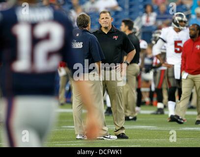 Foxborough, Florida, USA. 16. August 2013. DANIEL WALLACE | Times.As, die ihren Ausgangspunkt Quarterbacks Aufwärmen, New England Patriots Cheftrainer Bill Belichick und Tampa Bay Buccaneers Cheftrainer Greg Schiano sprechen, bevor Sie ein Spiel der Vorsaison im Gillette Stadium auf Freitag, 16. August 2013. © Daniel Wallace/Tampa Bucht Times/ZUMAPRESS.com/Alamy Live-Nachrichten Stockfoto