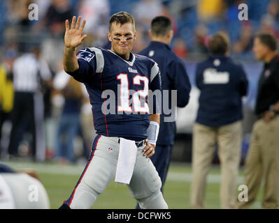 Foxborough, Florida, USA. 16. August 2013. DANIEL WALLACE | Times.New England Patriots quarterback Tom Brady (12) Wellen während Poloshirt zu den Tampa Bay Buccaneers während eines Spiels der Vorsaison im Gillette Stadium Freitag, 16. August 2013 bespielen. © Daniel Wallace/Tampa Bucht Times/ZUMAPRESS.com/Alamy Live-Nachrichten Stockfoto