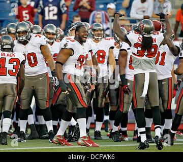 Foxborough, Florida, USA. 16. August 2013. DANIEL WALLACE | Times.Tampa Bay Buccaneers defensive zu bekämpfen, Gerald McCoy (93), Center und Sicherheit Dashon Goldson (38) erhalten während Poloshirt vor spielen die New England Patriots am Freitag, 16. August 2013 während eines Spiels der Vorsaison im Gillette Stadium hochgefahren. © Daniel Wallace/Tampa Bucht Times/ZUMAPRESS.com/Alamy Live-Nachrichten Stockfoto