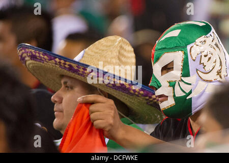 14. August 2013 - East Rutherford, New Jersey, USA - 14. August 2013: Ein Mann in einen Sombrero und ein Mann in einer mexikanischen Azteken Maske blicken auf während das internationale Freundschaftsspiel zwischen Mexiko und Côte d ' Ivoire an Met Life Stadium, East Rutherford, NJ. Mexiko gegen Côte d ' Ivoire 4-1. Stockfoto