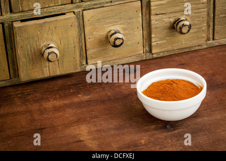 Mangostan Fruchtpulver in einer kleinen Schüssel mit einer rustikalen Schublade Schrank Stockfoto