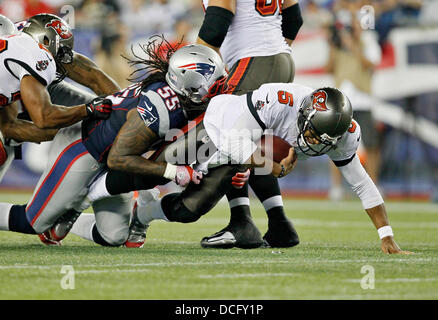 Foxborough, Florida, USA. 16. August 2013. DANIEL WALLACE | Times.Tampa Bay Buccaneers Quarterback Josh Freeman (5) für einen Verlust von vier Werften durch New England Patriots Linebacker Brandon Spikes (55) im ersten Quartal ein Vorsaison Spiel im Gillette Stadium auf Freitag, 16. August 2013 entlassen wird. © Daniel Wallace/Tampa Bucht Times/ZUMAPRESS.com/Alamy Live-Nachrichten Stockfoto