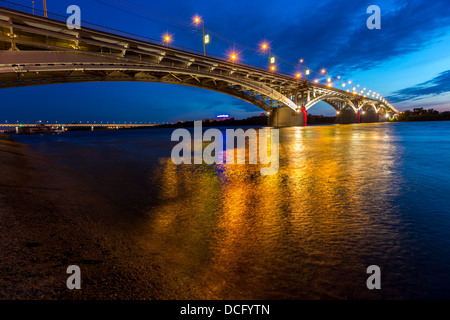 Brücke auf eine ruhige Nacht in Nischni Nowgorod Stockfoto